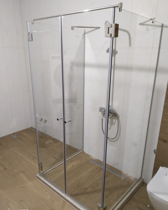 Model tuš kabine sa inoxnim šarkama u metalik boji i transparentnom bojom stakla